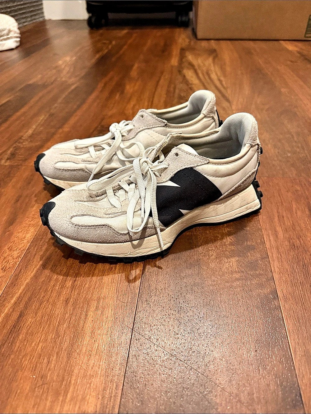 New Balance 327 Women's Sneakers White & Black US 6.5